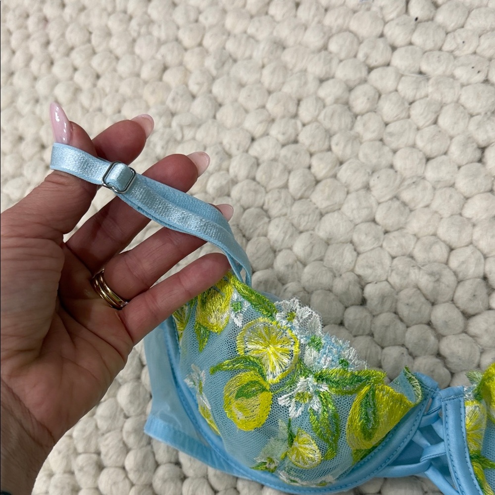 NWT Victoria’s Secret Light Blue Lingerie Set with Yellow & Green Lemons - Picture 6 of 9